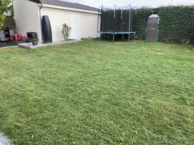 Jardin avec pelouse et haie entretenues dans l’Oise